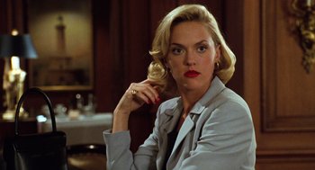 Movie still from “The Parent Trap” (1998), directed by Nancy Meyers – A woman with blonde hair and red lipstick sitting down; Close Up shot, Over the shoulder angle
