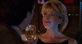 Movie still from “The Parent Trap” (1998), directed by Nancy Meyers – A woman holding a glass of wine in front of a man; Close Up shot, Over the shoulder angle