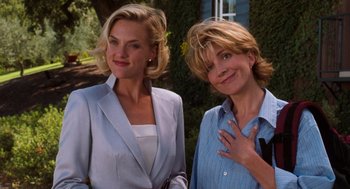 Movie still from “The Parent Trap” (1998), directed by Nancy Meyers – Two women standing next to each other in front of a building; Medium shot, Low angle