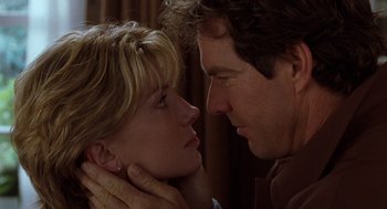 Movie still from “The Parent Trap” (1998), directed by Nancy Meyers – A man and a woman face to face in front of a curtain; Close Up shot, Low angle