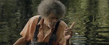 Movie still from “The Peanut Butter Falcon” (2019), directed by Michael Schwartz – An older man in an orange shirt is pointing; Close Up shot, Over the shoulder angle