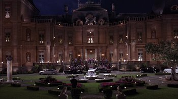 Movie still from “The Princess Diaries 2: Royal Engagement” (2004), directed by Garry Marshall – A building with a fountain in the middle of it; Extreme Wide shot, High angle