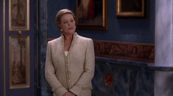 Movie still from “The Princess Diaries 2: Royal Engagement” (2004), directed by Garry Marshall – A woman standing in front of a painting in a room; Medium shot, Over the shoulder angle