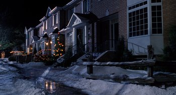 Movie still from “The Santa Clause” (1994), directed by John Pasquin – A row of houses with a christmas tree in front of them; Extreme Wide shot, High angle