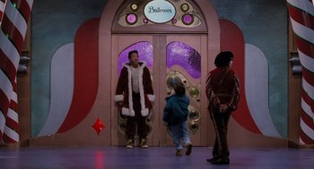 Movie still from “The Santa Clause” (1994), directed by John Pasquin – A man and a little girl standing in front of a building; Wide shot, Low angle