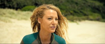 Movie still from “The Shallows” (2016), directed by Jaume Collet-Serra – A person with long blonde hair; Close Up shot, Over the shoulder angle