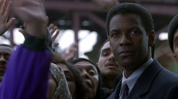Movie still from “The Siege” (1998), directed by Edward Zwick – A group of people standing next to each other in a crowd; Close Up shot, Low angle