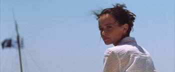 Movie still from “The Sisterhood of the Traveling Pants” (2005), directed by Ken Kwapis – A young woman is standing in front of a blue sky; Close Up shot, Low angle