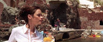 Movie still from “The Sisterhood of the Traveling Pants” (2005), directed by Ken Kwapis – A woman standing next to a body of water near rocks; Close Up shot, Over the shoulder angle