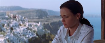 Movie still from “The Sisterhood of the Traveling Pants” (2005), directed by Ken Kwapis – A woman sitting in front of a window looking out over a valley; Close Up shot, Low angle