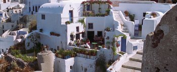 Movie still from “The Sisterhood of the Traveling Pants” (2005), directed by Ken Kwapis – A group of people sitting on top of a white building; Extreme Wide shot, High angle