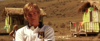 Movie still from “The Sisterhood of the Traveling Pants” (2005), directed by Ken Kwapis – A man in a white shirt is standing in a field; Close Up shot, Over the shoulder angle