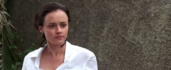 Movie still from “The Sisterhood of the Traveling Pants” (2005), directed by Ken Kwapis – A person wearing a white shirt; Close Up shot, Over the shoulder angle