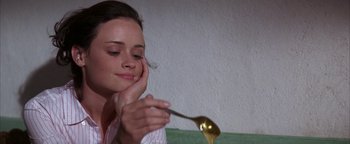 Movie still from “The Sisterhood of the Traveling Pants” (2005), directed by Ken Kwapis – A woman is holding a spoon in her hand; Close Up shot, High angle