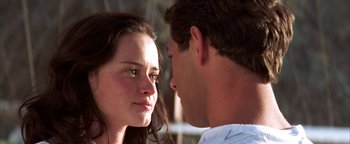 Movie still from “The Sisterhood of the Traveling Pants” (2005), directed by Ken Kwapis – A man and a woman face to face in front of each other; Close Up shot, Over the shoulder angle