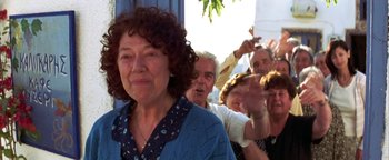Movie still from “The Sisterhood of the Traveling Pants” (2005), directed by Ken Kwapis – An older woman standing in front of a group of older people; Close Up shot, Low angle