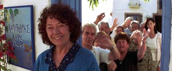 Movie still from “The Sisterhood of the Traveling Pants” (2005), directed by Ken Kwapis – A group of people standing next to each other; Close Up shot, Low angle