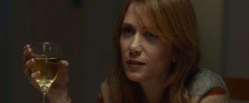 Movie still from “The Skeleton Twins” (2014), directed by Craig Johnson – A person with long red hair; Close Up shot, Over the shoulder angle