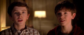 Movie still from “The Spiderwick Chronicles” (2008), directed by Mark Waters – Two young boys sitting next to each other in front of a lamp; Close Up shot, Over the shoulder angle