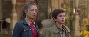 Movie still from “The Spiderwick Chronicles” (2008), directed by Mark Waters – A woman standing next to a man in a brown jacket; Close Up shot, Low angle