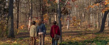 Movie still from “The Spiderwick Chronicles” (2008), directed by Mark Waters – Three people are looking at an animal in a tree; Wide shot, Low angle