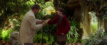 Movie still from “The Spiderwick Chronicles” (2008), directed by Mark Waters – A man and a woman standing next to each other in a forest; Medium shot, Over the shoulder angle