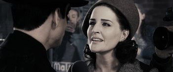 Movie still from “The Spirit” (2008), directed by Frank Miller – A man and a woman talking to each other; Close Up shot, Over the shoulder angle