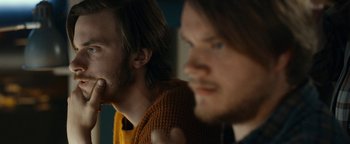 Movie still from “The Wave” (2015), directed by Roar Uthaug – Two men are sitting in front of each other; Close Up shot, Over the shoulder angle