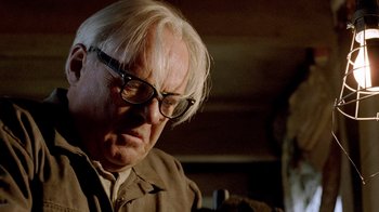 Movie still from “The World's Fastest Indian” (2005), directed by Roger Donaldson – An older man with white hair wearing glasses; Close Up shot, Low angle