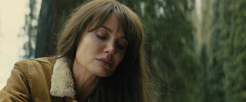 Movie still from “Those Who Wish Me Dead” (2021), directed by Taylor Sheridan – A person with long brown hair; Close Up shot, Over the shoulder angle