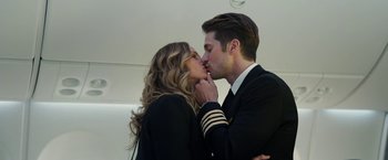 Movie still from “Ticket to Paradise” (2022), directed by Ol Parker – A man and a woman kissing each other in front of a wall; Close Up shot, Low angle