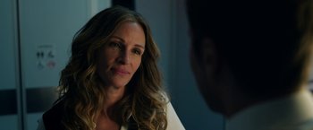 Movie still from “Ticket to Paradise” (2022), directed by Ol Parker – A person sitting in a room; Close Up shot, Over the shoulder angle