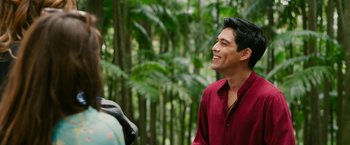 Movie still from “Ticket to Paradise” (2022), directed by Ol Parker – A man in a red shirt is looking up; Medium shot, Over the shoulder angle