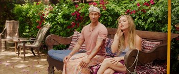 Movie still from “Ticket to Paradise” (2022), directed by Ol Parker – A man and a woman sitting on a wooden bench; Medium shot, High angle