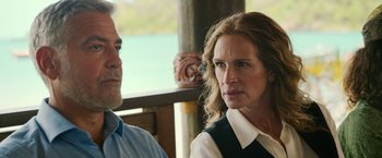 Movie still from “Ticket to Paradise” (2022), directed by Ol Parker – A man and a woman standing next to each other; Close Up shot, Over the shoulder angle