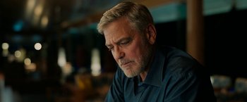 Movie still from “Ticket to Paradise” (2022), directed by Ol Parker – A person wearing a blue shirt; Close Up shot, Low angle