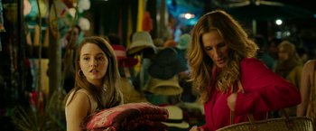 Movie still from “Ticket to Paradise” (2022), directed by Ol Parker – A woman and a girl sitting next to each other; Medium shot, Over the shoulder angle