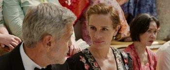 Movie still from “Ticket to Paradise” (2022), directed by Ol Parker – A man and a woman talking to each other; Close Up shot, Over the shoulder angle