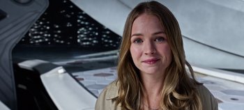 Movie still from “Tomorrowland” (2015), directed by Brad Bird – A person with long hair; Close Up shot, Over the shoulder angle