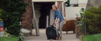 Movie still from “Trainwreck” (2015), directed by Judd Apatow – A woman is carrying a bag on the sidewalk; Wide shot, Over the shoulder angle