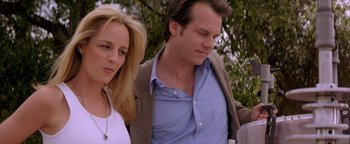 Movie still from “Twister” (1996), directed by Jan de Bont – A man and a woman standing next to each other; Close Up shot, Over the shoulder angle