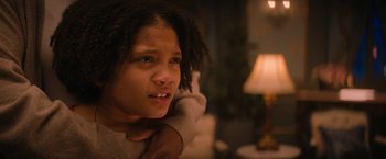 Movie still from “Violent Night” (2022), directed by Tommy Wirkola – A young girl is holding her hand on the shoulder of another person; Close Up shot, Over the shoulder angle