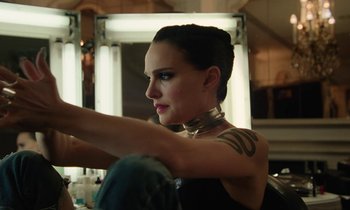 Movie still from “Vox Lux” (2018), directed by Brady Corbet – A woman sitting in front of a mirror with her arm raised; Close Up shot, Over the shoulder angle