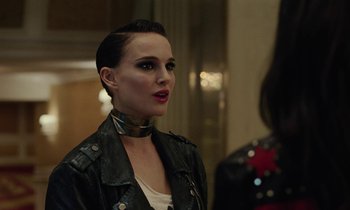 Movie still from “Vox Lux” (2018), directed by Brady Corbet – A woman wearing a leather jacket with a collar around her neck; Close Up shot, Over the shoulder angle