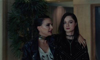 Movie still from “Vox Lux” (2018), directed by Brady Corbet – Two young women standing next to each other in a room; Close Up shot, Over the shoulder angle
