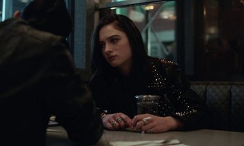Movie still from “Vox Lux” (2018), directed by Brady Corbet – A woman sitting at a table in a restaurant; Close Up shot, Over the shoulder angle