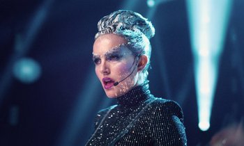 Movie still from “Vox Lux” (2018), directed by Brady Corbet – A woman in a black and silver outfit with a microphone in her mouth; Close Up shot, Low angle