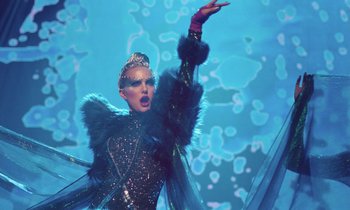 Movie still from “Vox Lux” (2018), directed by Brady Corbet – A woman in a black dress and a black fur coat; Medium shot, Low angle