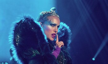 Movie still from “Vox Lux” (2018), directed by Brady Corbet – A woman in a black and purple outfit with a fur coat; Close Up shot, Over the shoulder angle