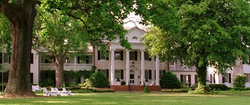 Movie still from “Wedding Crashers” (2005), directed by David Dobkin – A large white building with columns in front of a tree; Extreme Wide shot, Low angle